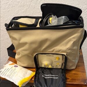 Medela Pump Bag in Beige and Black